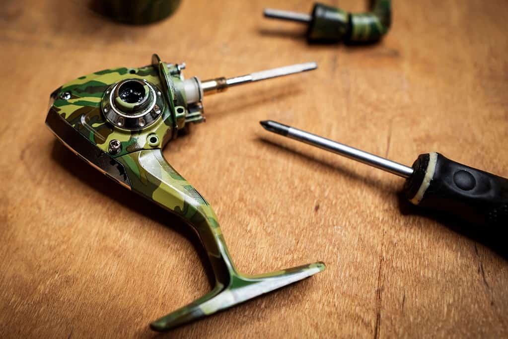 Spinning reel and screwdriver